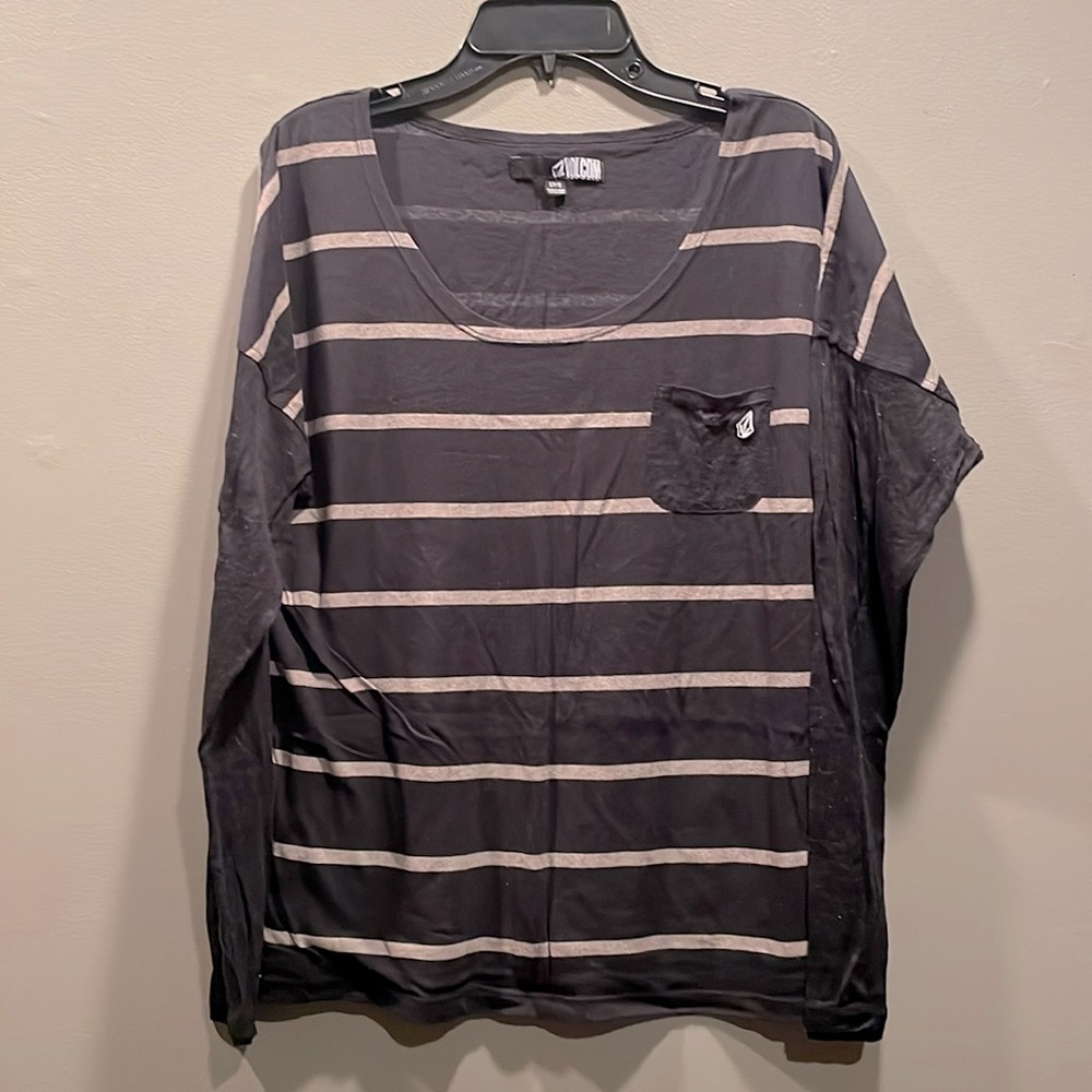 💎VOLCOM💎 thin pocket top with sheer/heather sleeves in BLACK with stripes